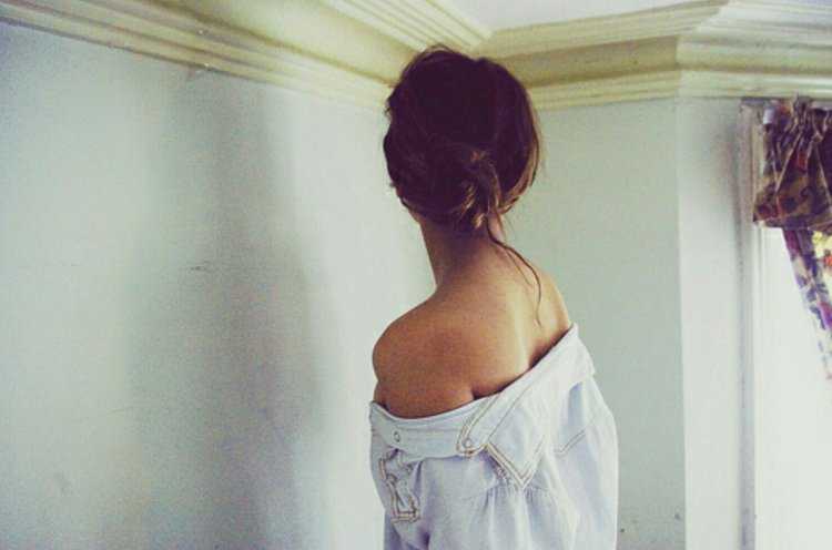 Девушка в рубашке со спины