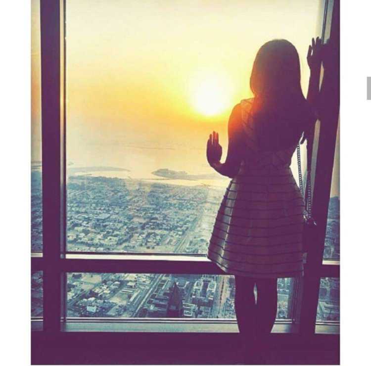 Девушка у окна со спины