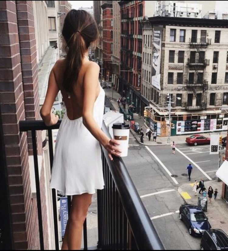 Девушка на бакене со спины