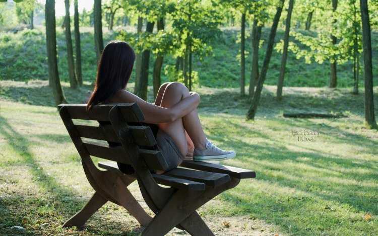 Девушка на скамейке