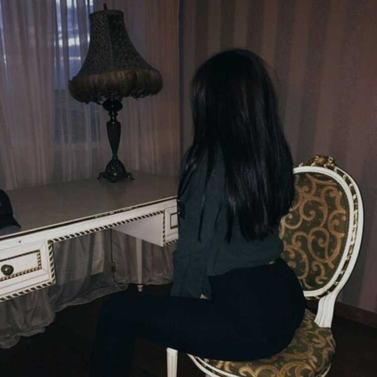 Девушка с черными волосами в кабинете