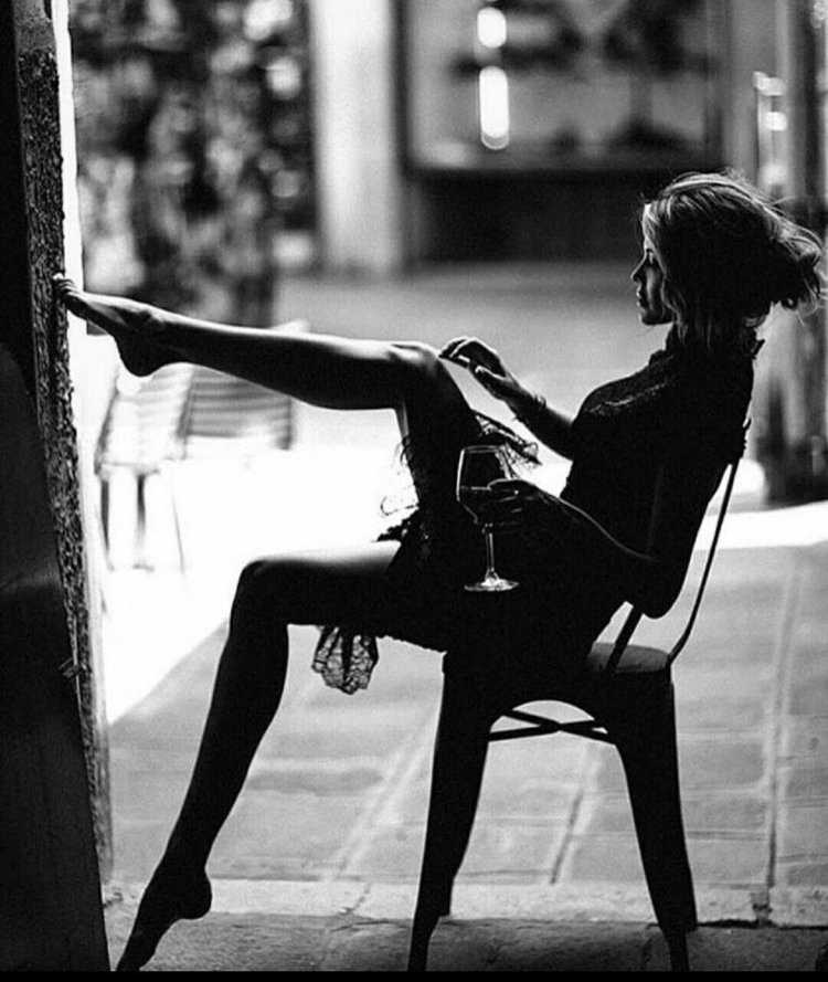 Брюнетка со спины на стуле14