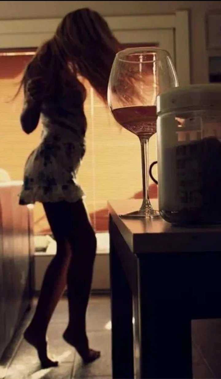 Девушка с вином