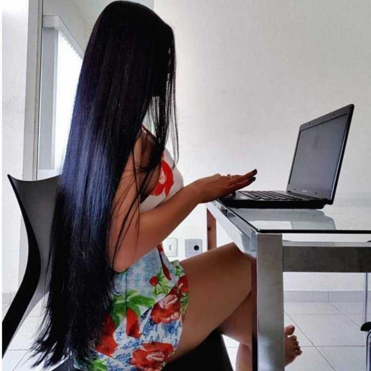 Высокая брюнетка с длинными волосами