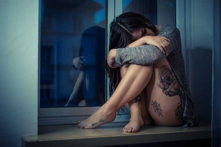 Брюнетка на подоконнике