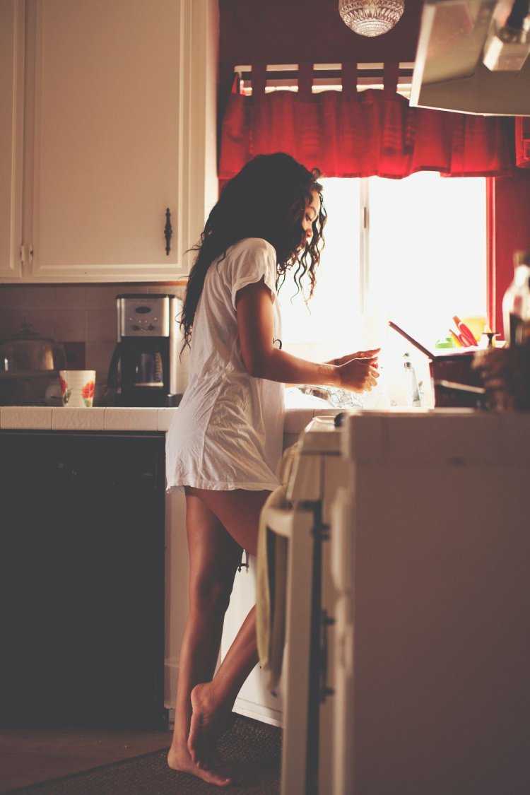 Девушка на кухне