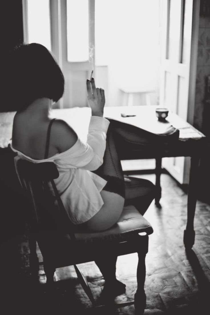 Девушка с каре сзади