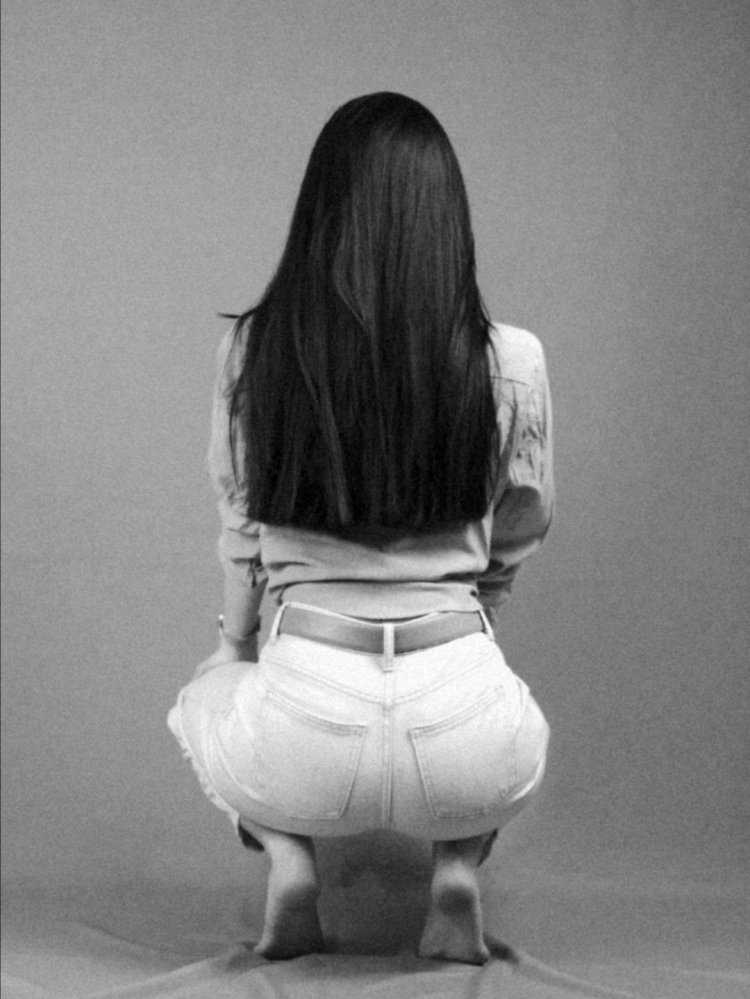 Девушка сидит спиной