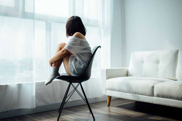 Брюнетка со спины на стуле56