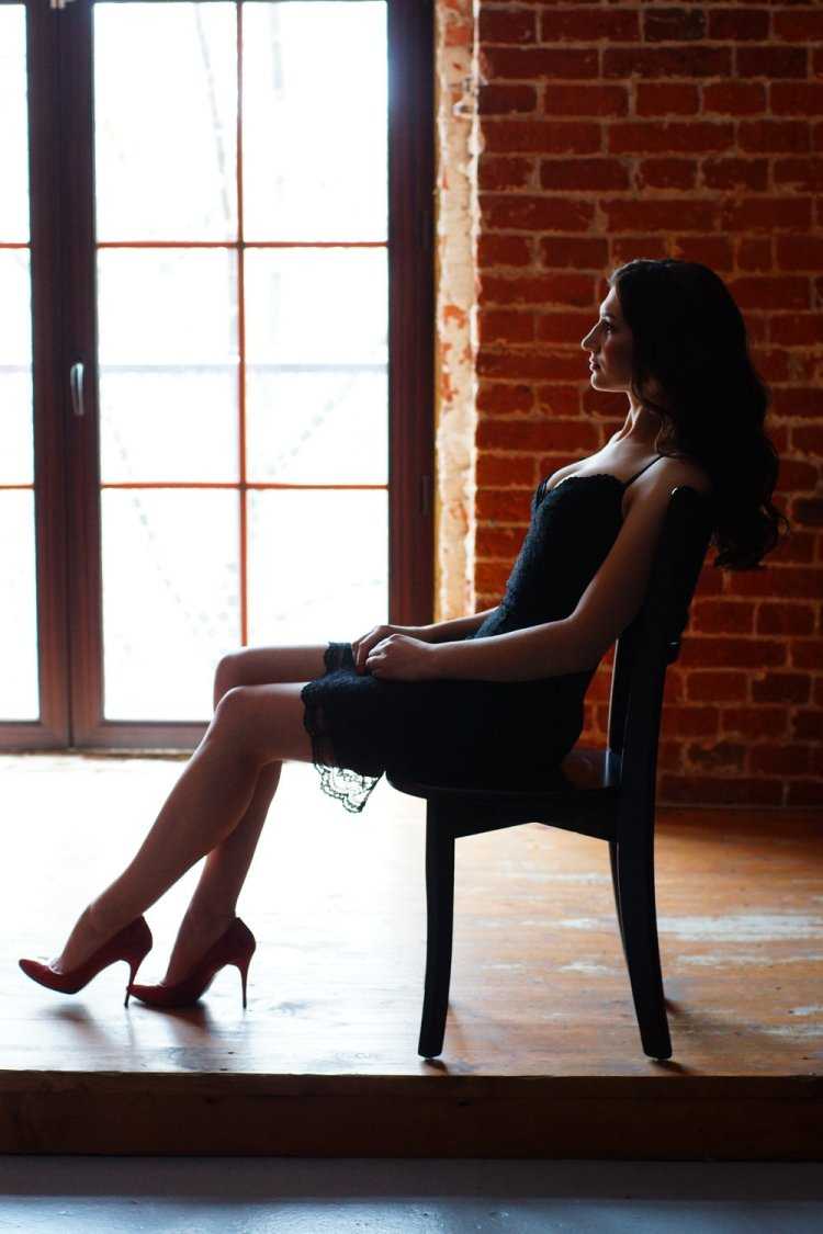 Девушка сидит