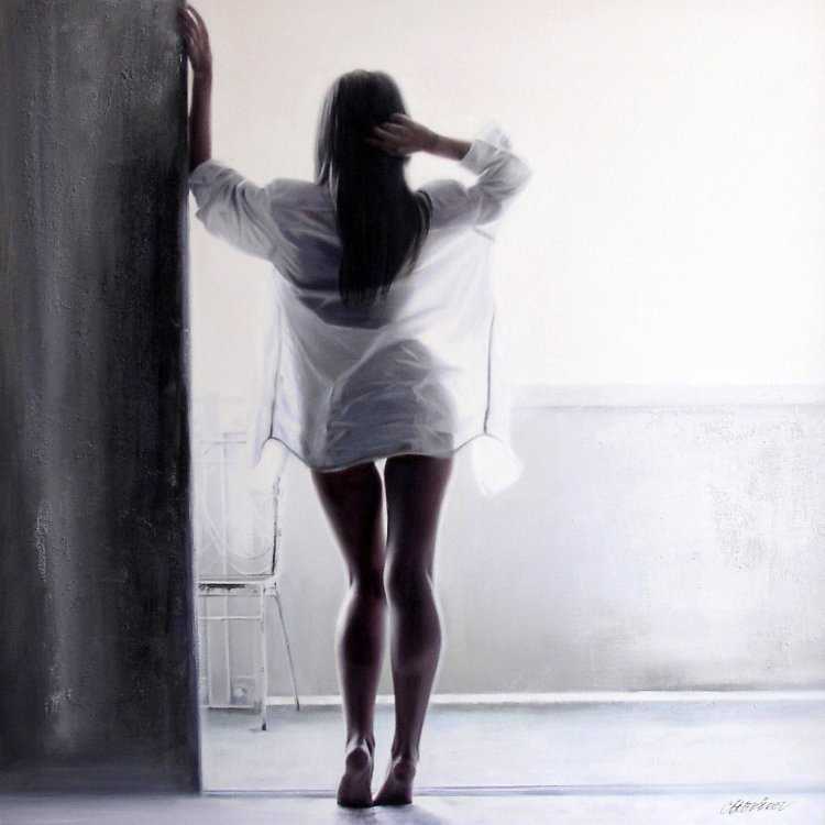 Брюнетка в мужской рубашке