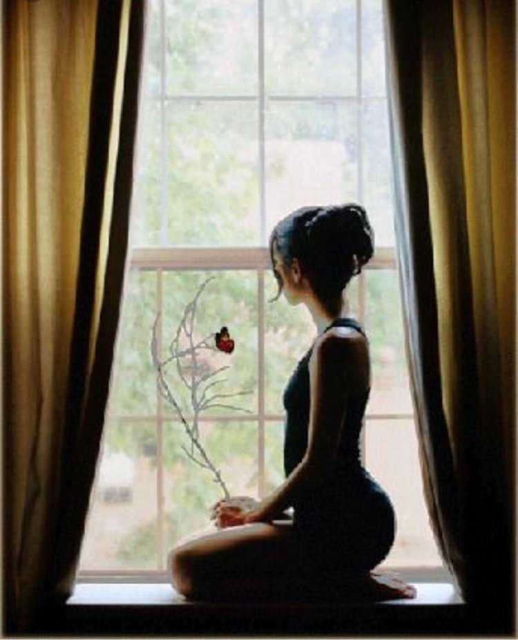 Девушка на подоконнике