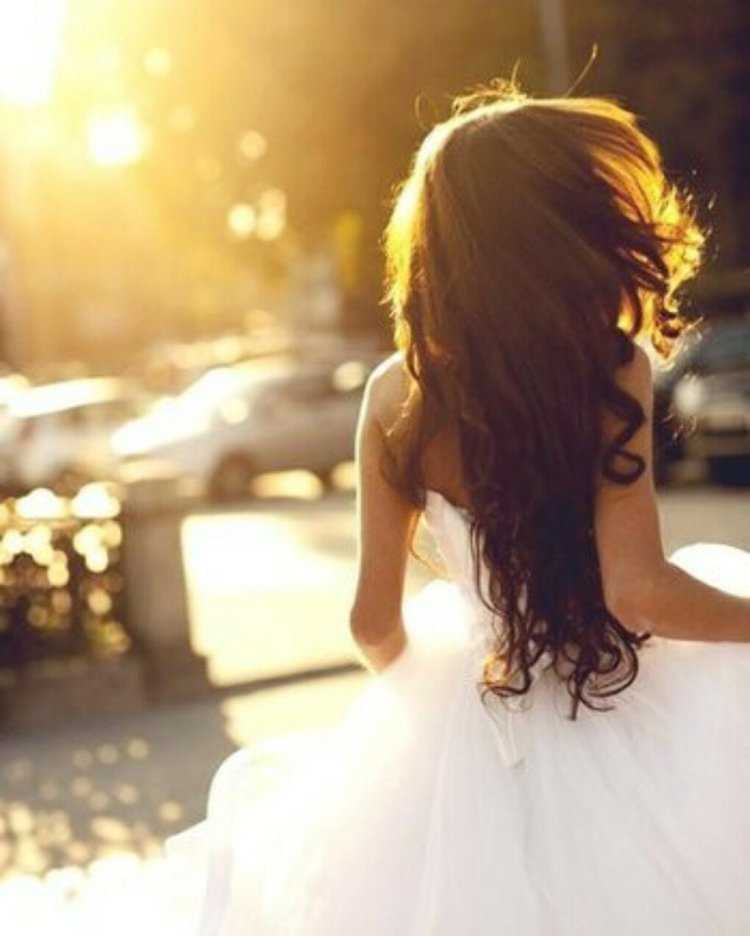 Девушка в платье красивая со спины