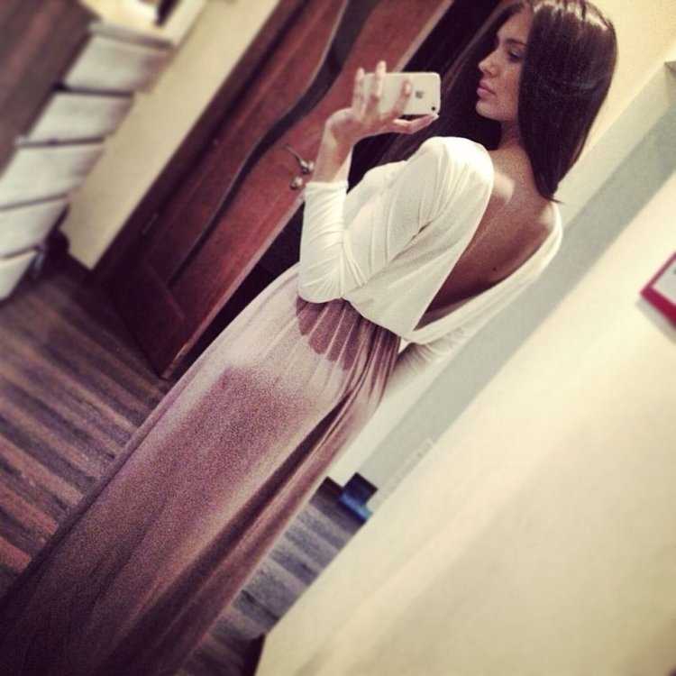 Девушка в длинном платье без лица