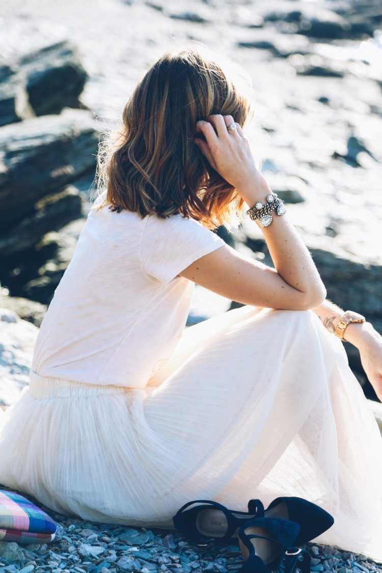 Брюнетка со спины в белом платье34