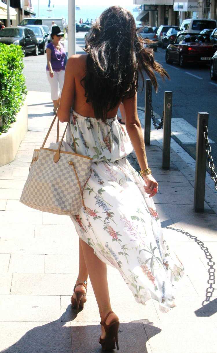 Брюнетка в длинном сарафане со спины