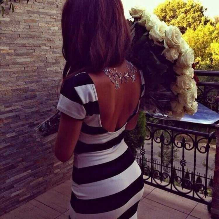 Девушка в платье красивая со спины