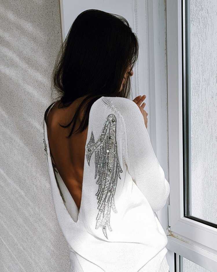 Красивая брюнетка со спины