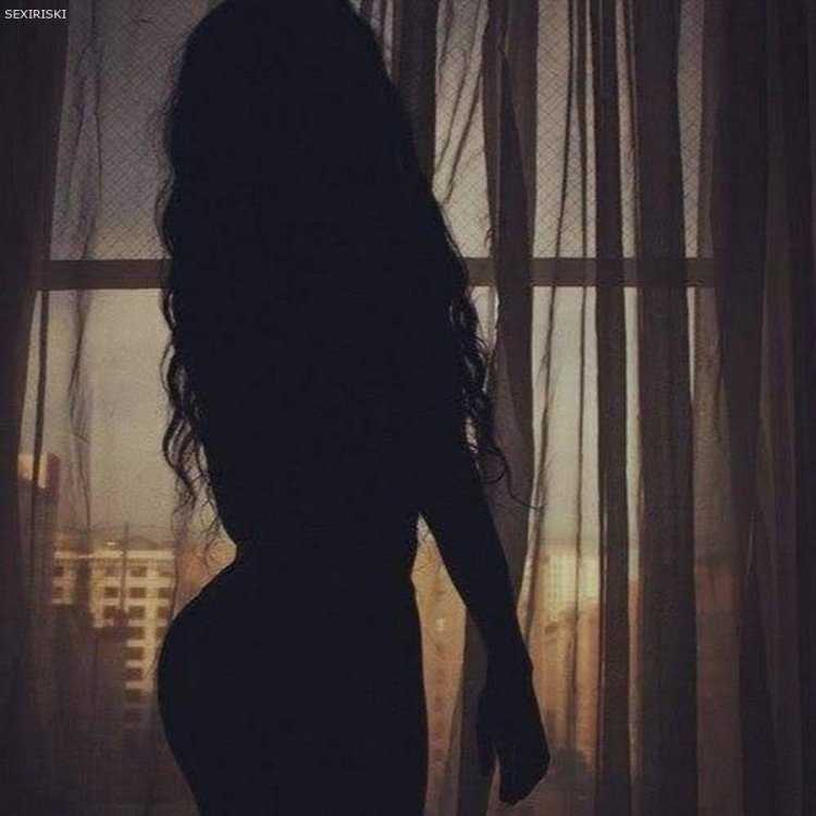 Девушка в черном платье со спины