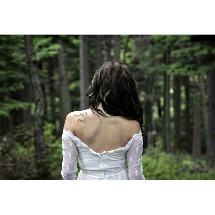 Девушка в лесу со спины