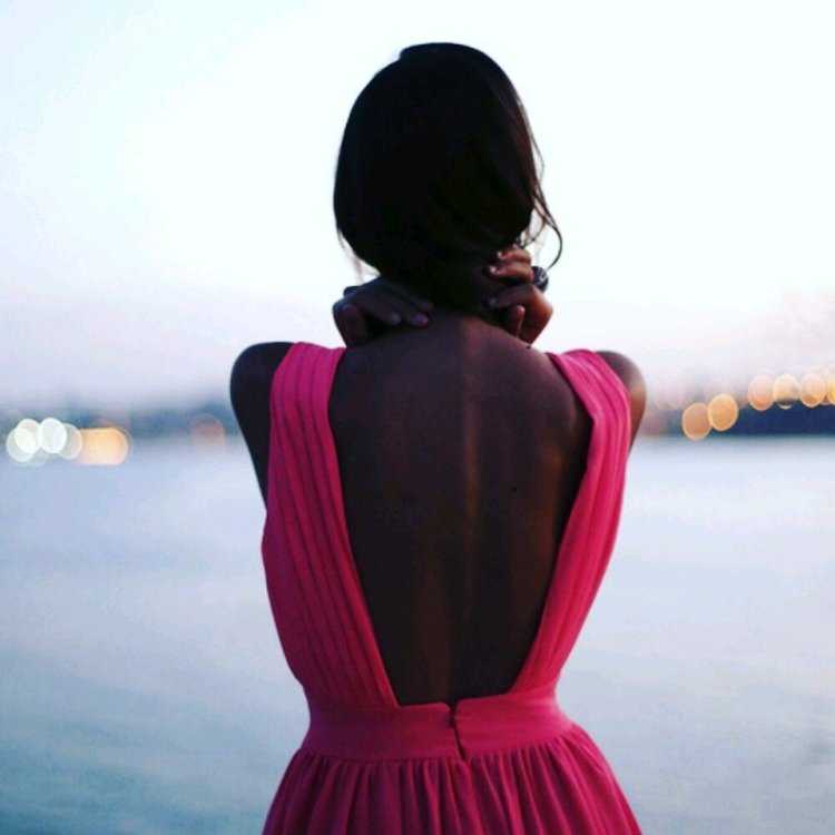 Брюнетка со спины в белом платье30