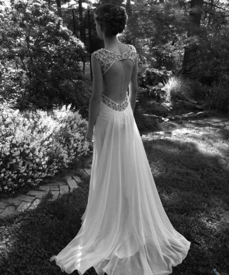 Девушка в платье