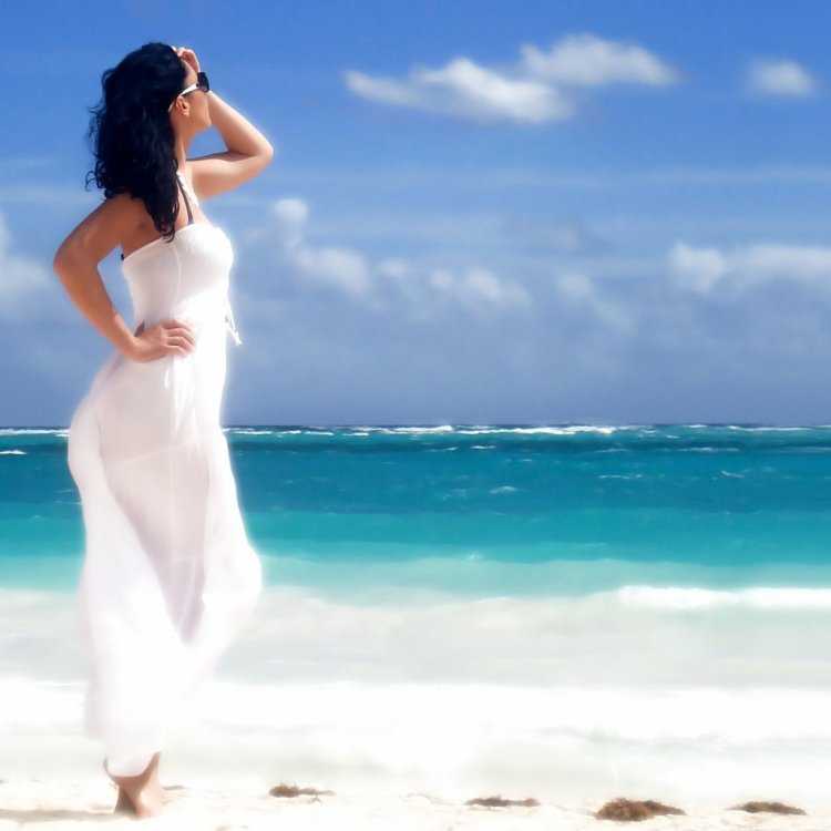 Брюнетка со спины в белом платье64