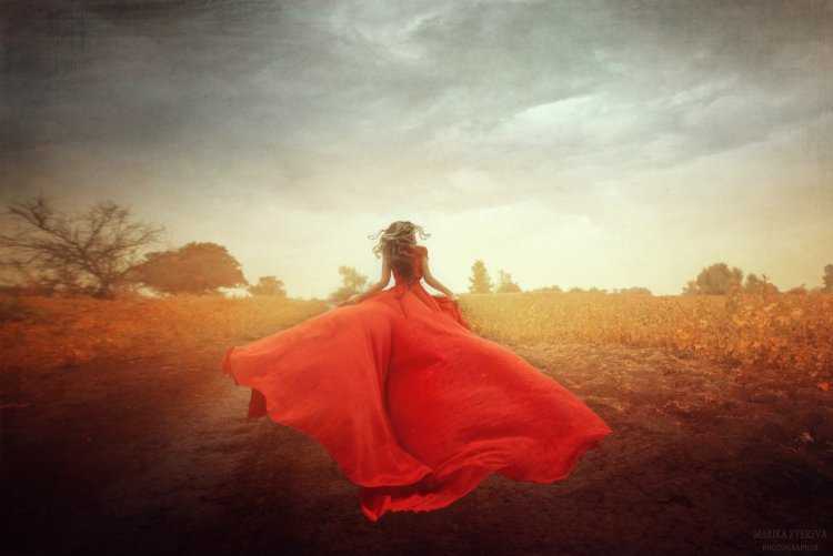 Девушка бежит в платье