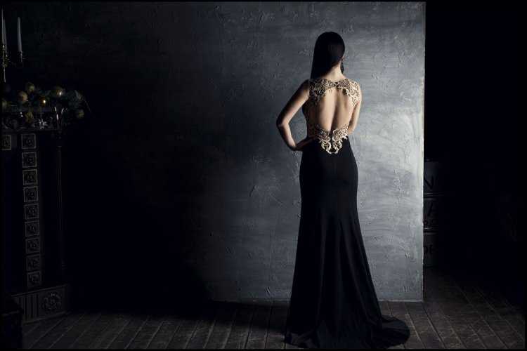 Девушка в Вечернем платье со спины