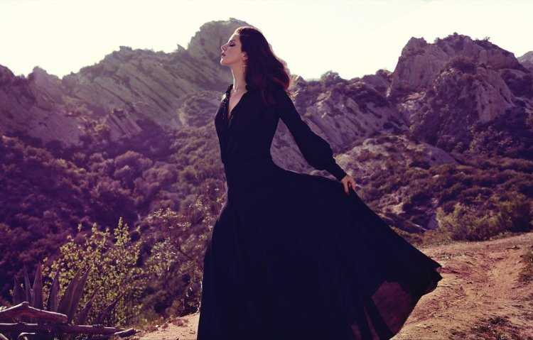 Лана дель Рей в черном платье