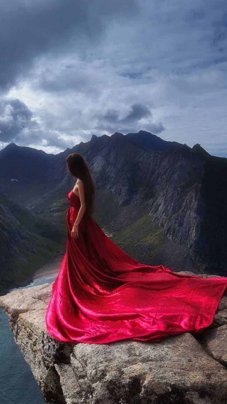 Женщина в длинном платье