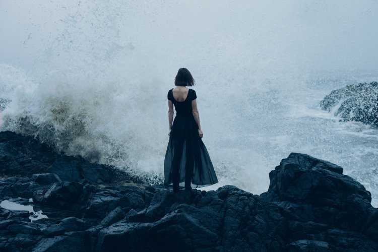 Девушка море шторм