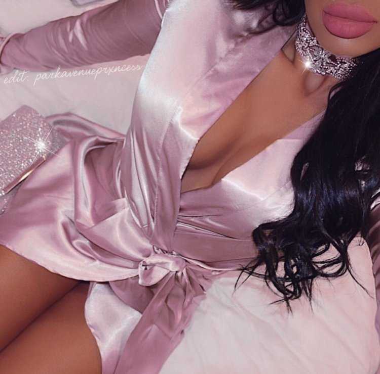 Брюнетка в Вечернем платье