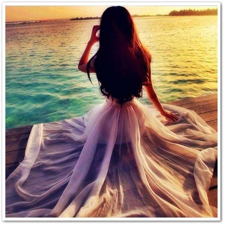 Девушка в платье красивая со спины