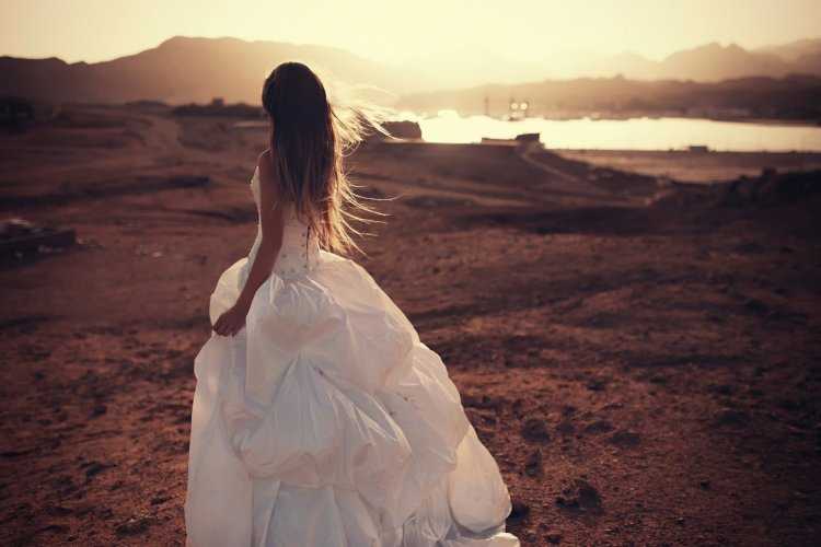 Девушка в белом платье