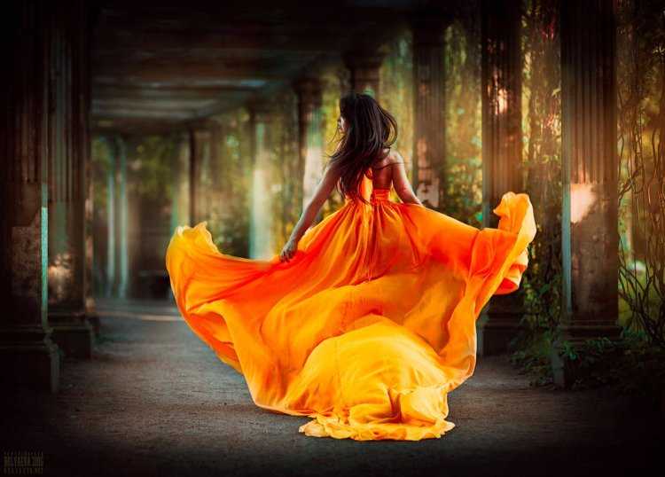 Девушка в длинном платье