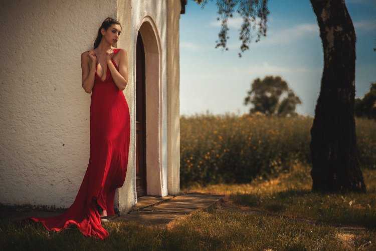 Девушка в длинном Красном платье