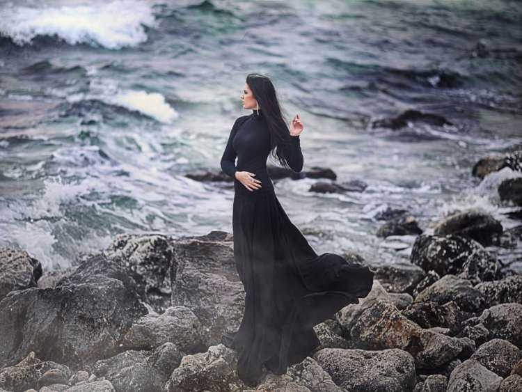 Черное платье на море