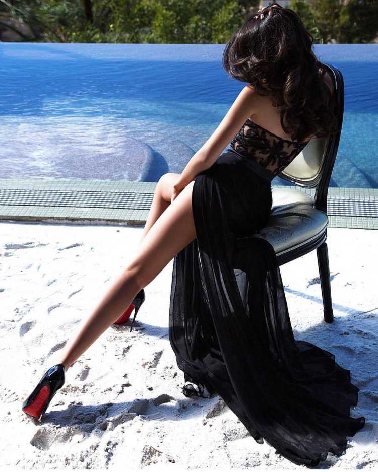 Брюнетка в Вечернем платье со спины