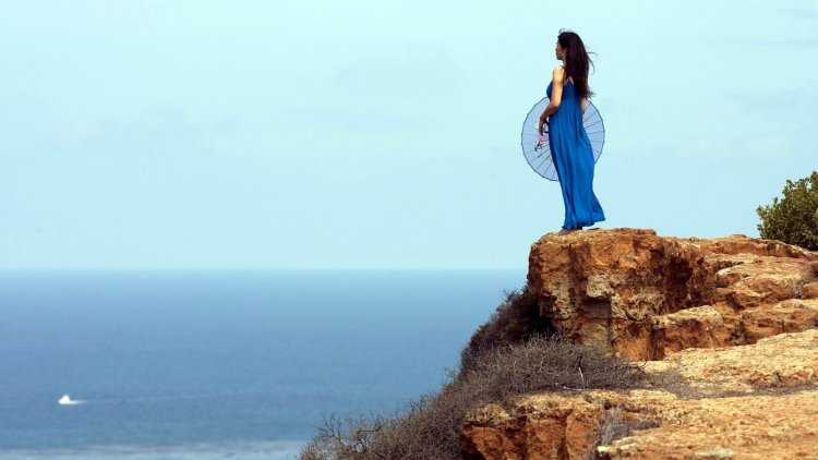 Девушка на скале