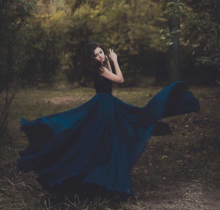 Девушка в черном длинном платье