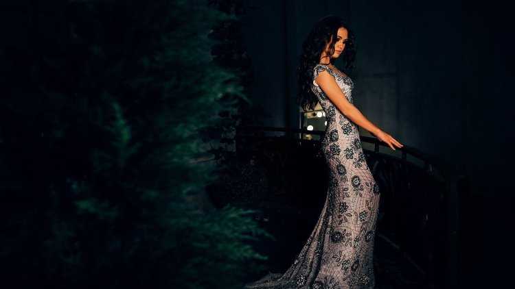 Брюнетка в Вечернем платье