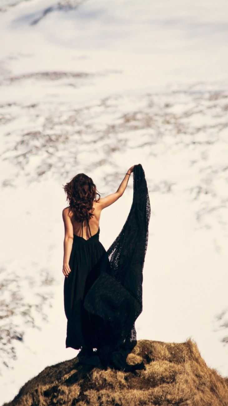 Девушка в черном платье со спины