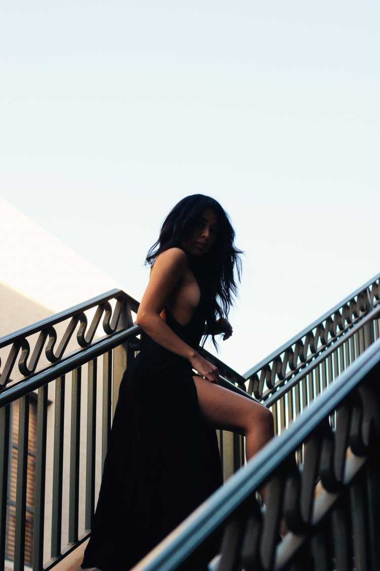 Брюнетка со спины в платье