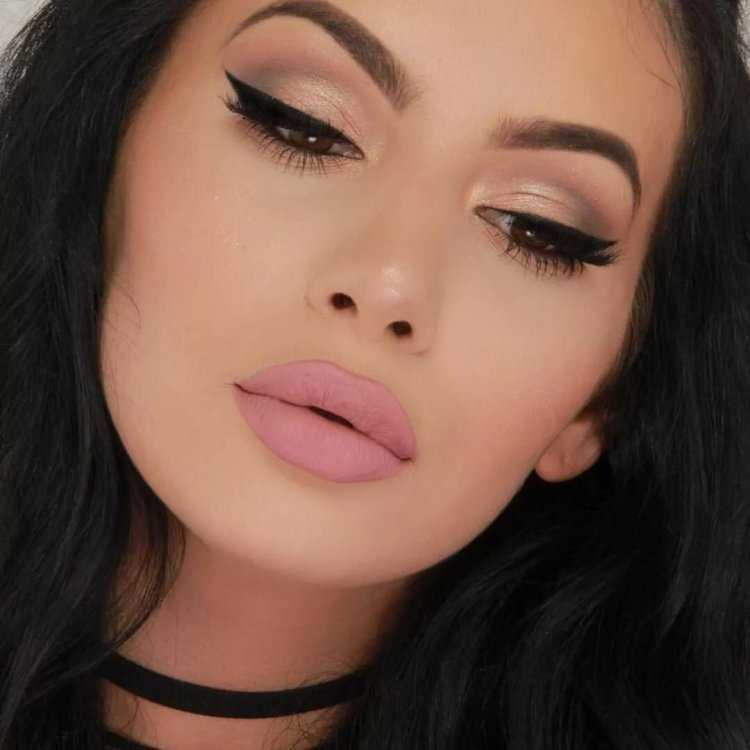 Матовая помада для брюнеток