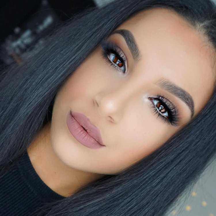 Перманентный макияж губ для брюнеток