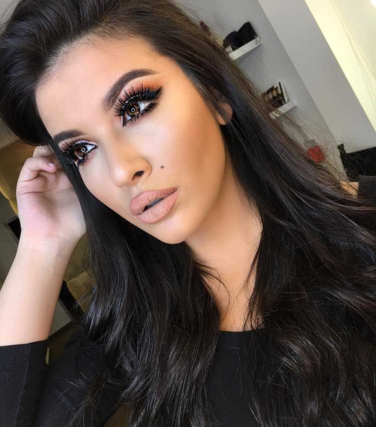 Черные волосы и коричневые брови
