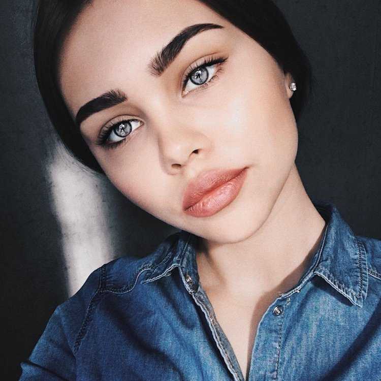 Красивые черные брови