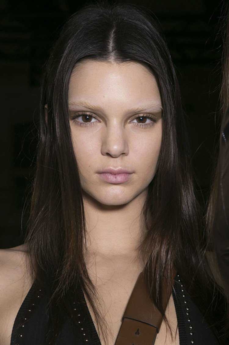 Кендалл Дженнер светлые брови