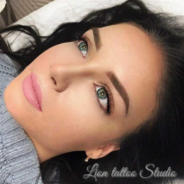 Красивый татуаж бровей для брюнеток